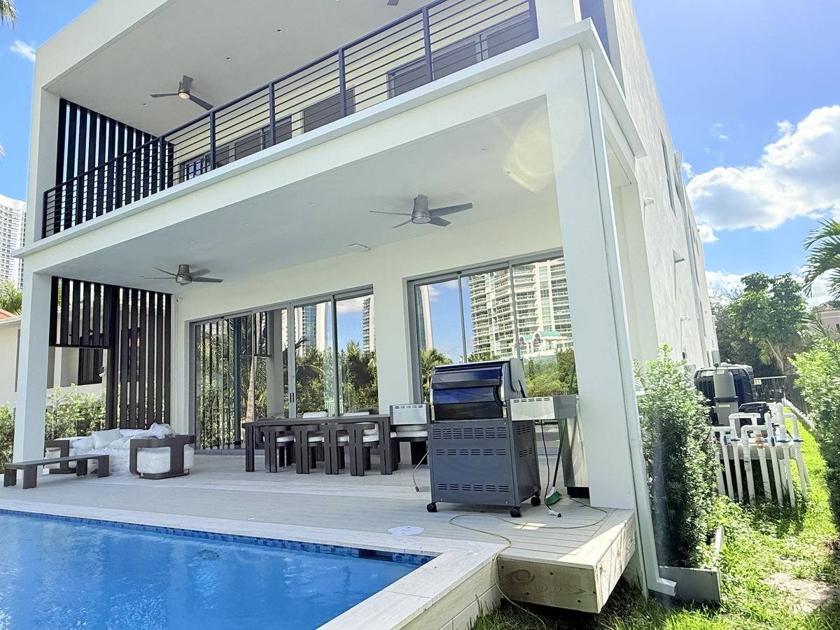 Canaleta seamless de aluminio de perfil cuadrado, en blanco a juego, en una casa moderna de Miami — Emme Gutters