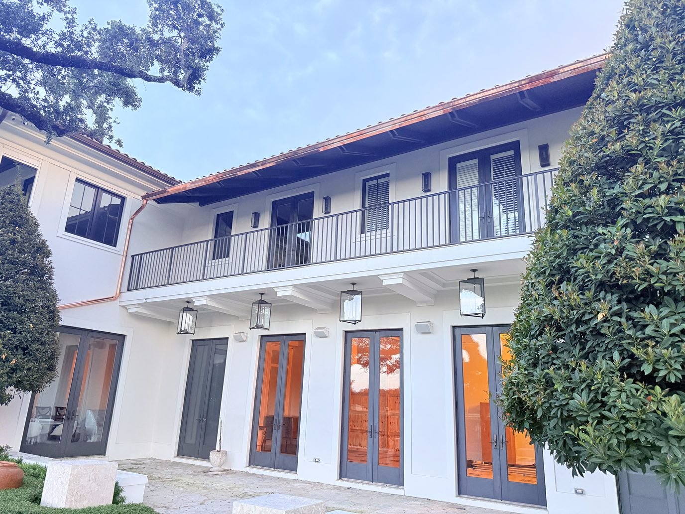 Casa de lujo en Miami con canaletas reemplazadas por Emme Gutters